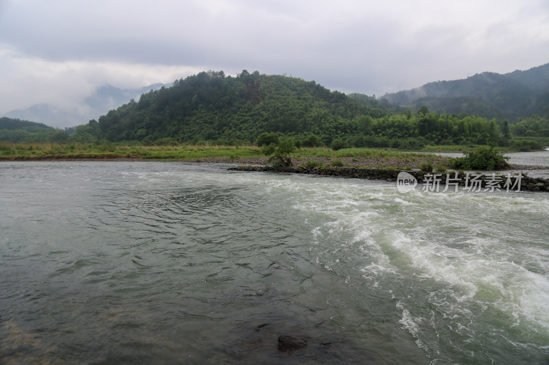 山间 溪流 河道 激流 云雾 雨