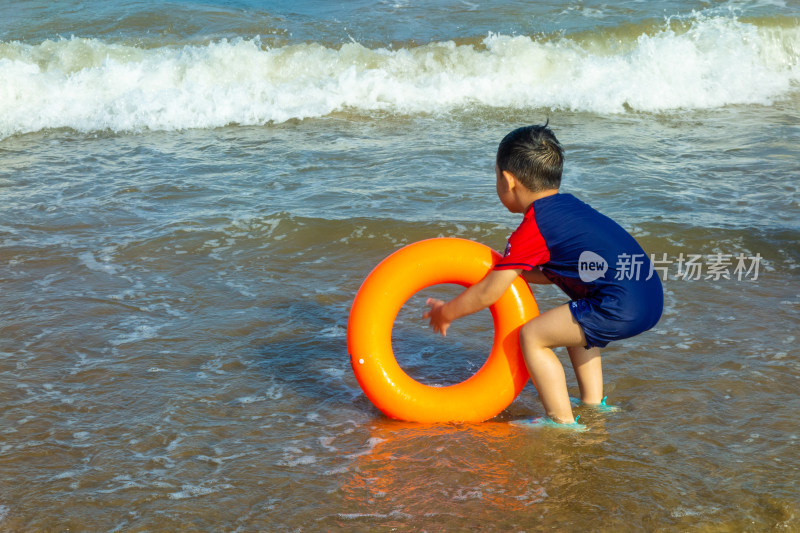 小男孩在南戴河海滨浴场准备下水游玩