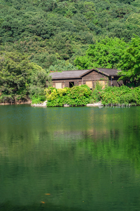 福建省泉州清源山天湖岸上的小木屋