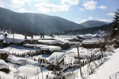 雪覆盖的乡村民居和远山