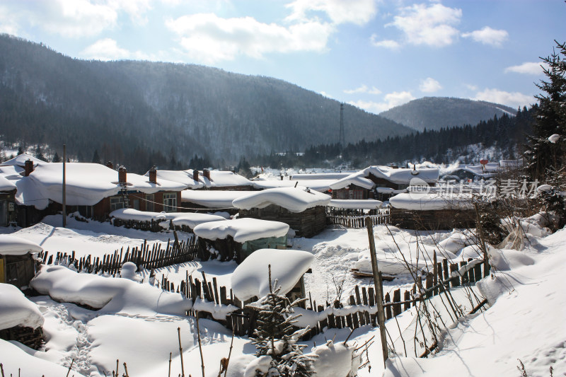 雪覆盖的乡村民居和远山