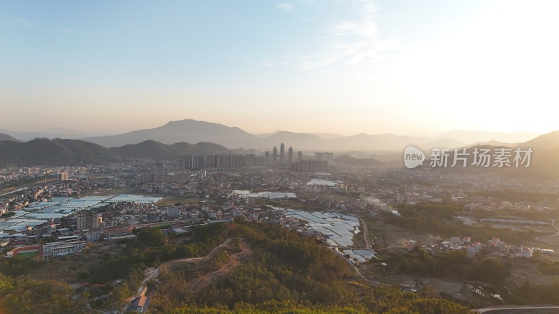 黄昏时分的城市全景鸟瞰图