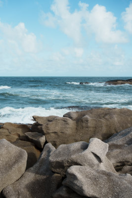 海浪拍打礁石的壮阔海景