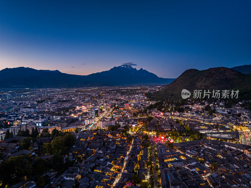 云南丽江古城与玉龙雪山夜景航拍