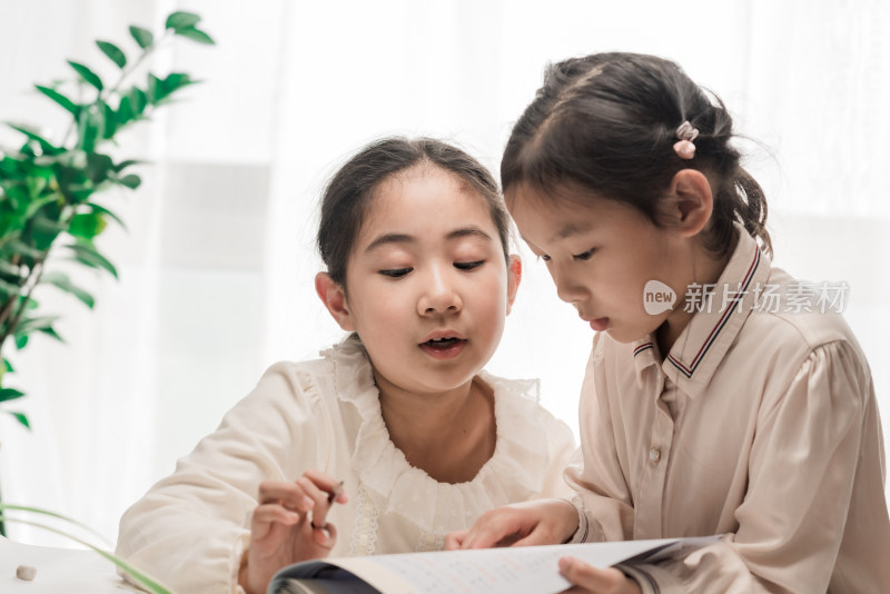 两名在学习写作业亚裔女孩