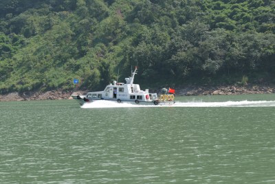 江面上行驶的白色船只