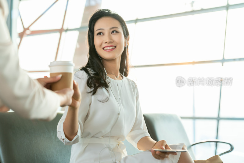 年轻女子在候机室听音乐