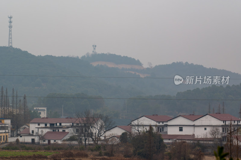 山林边的乡村房屋景象