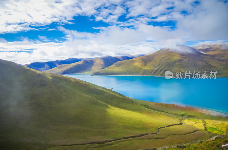 西藏羊湖山水自然风景