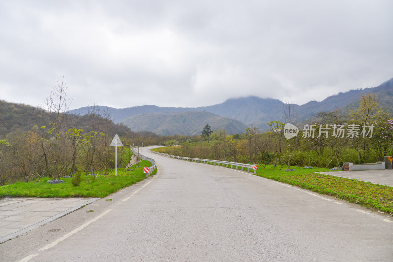 山间蜿蜒公路风景