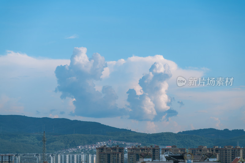 城市上空的云