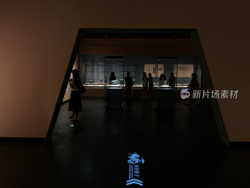 博物馆内参观者观赏展品场景