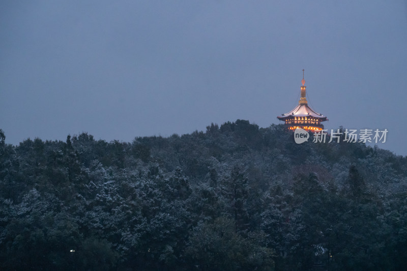 雷峰塔夜晚雪景