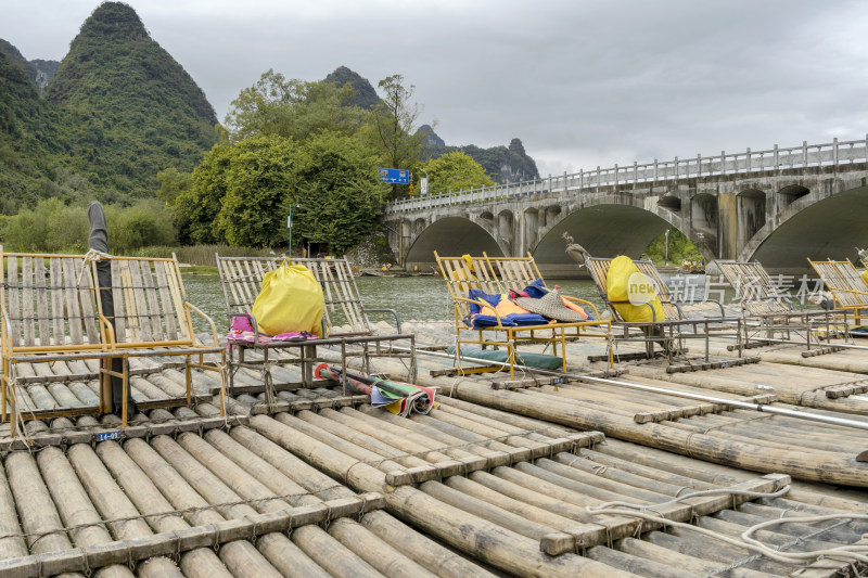 阳朔遇龙河竹筏漂流