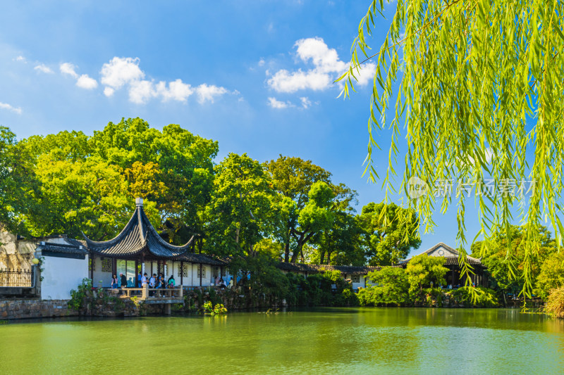 初秋时节，苏州园林沧浪亭外环曲流殇