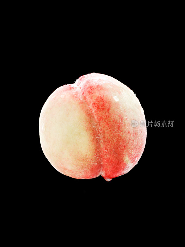 黑色背景上的一个水果桃子水蜜桃的特写