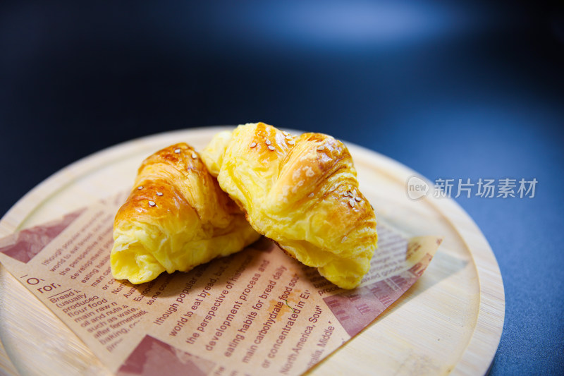 桌子上牛角面包 面包 西式面包 特写