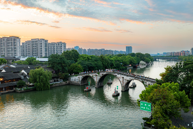 杭州京杭大运河拱宸桥航拍风景人物船