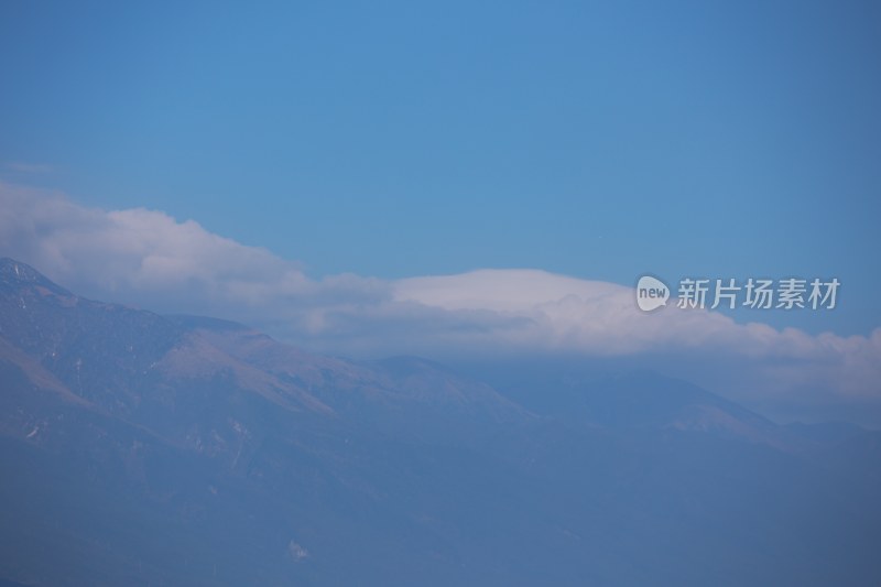 蓝天白云下的连绵山脉苍山洱海壮丽景象