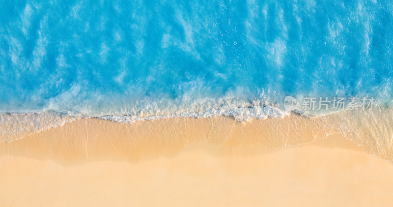 美丽的蓝色海水海浪沙滩