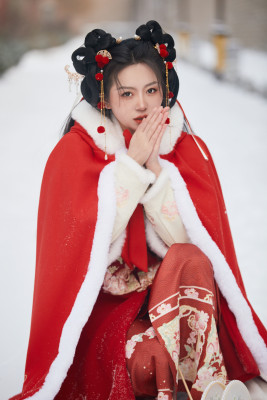 雪天户外身穿中式红色汉服的亚洲少女