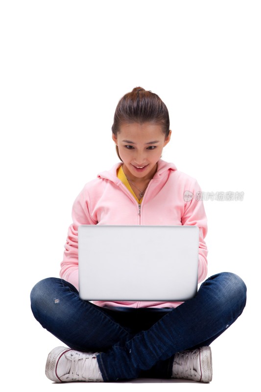 年轻女人坐在地上使用笔记本电脑