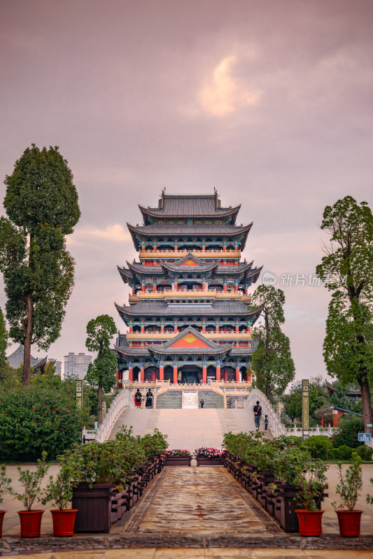 湖畔中式古建筑全景