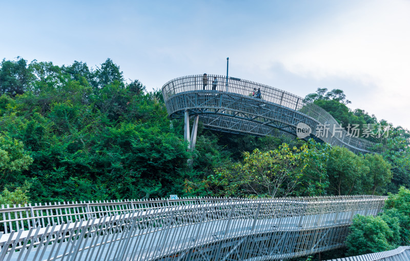 山林间的钢结构观景栈道