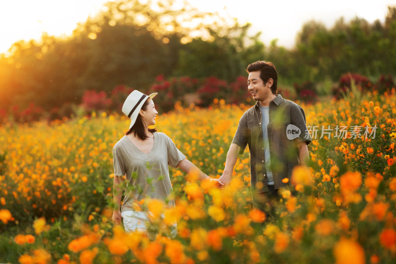 花丛中幸福的青年夫妇