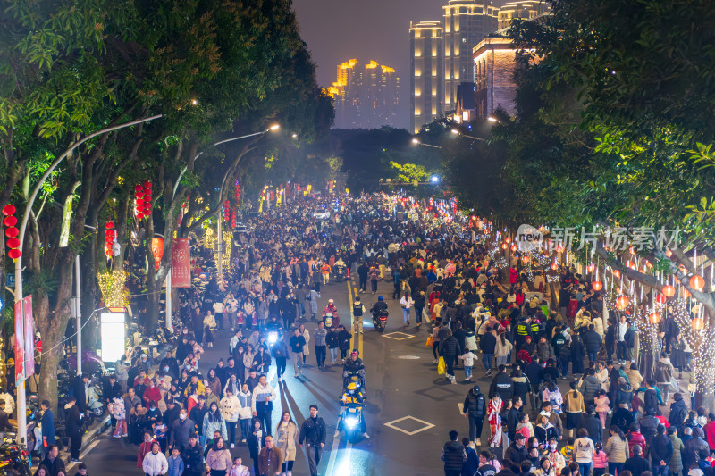 烟台山夜晚街道人群聚集场景