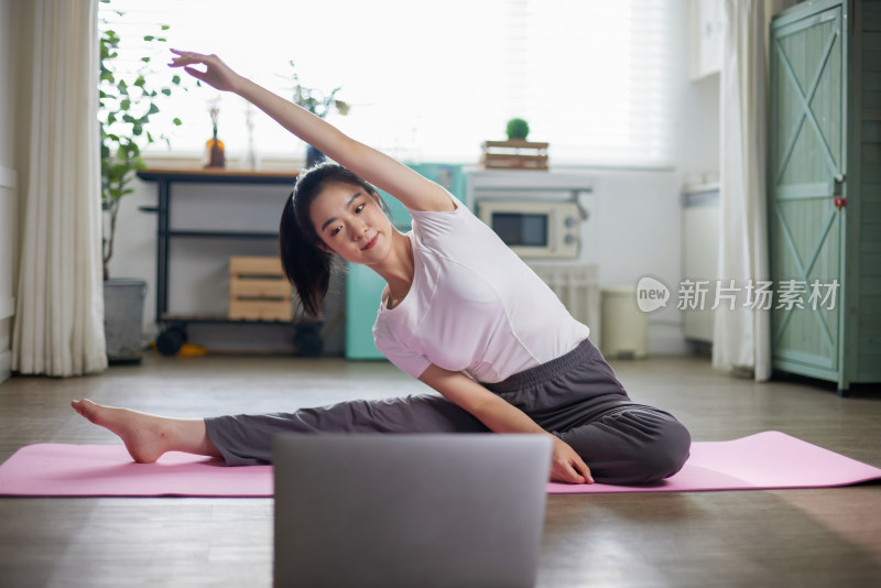 年轻女人在家里练瑜伽