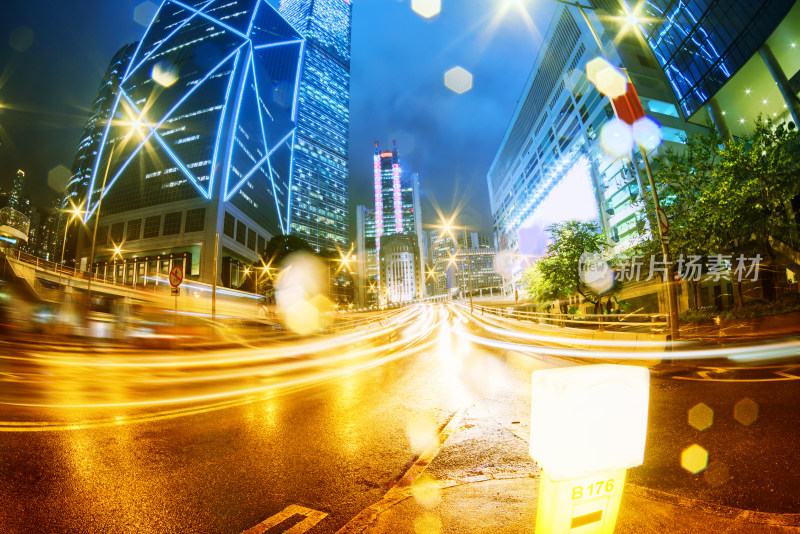 城市街道夜晚车流与高楼景观