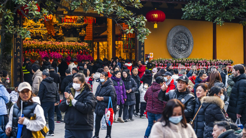 寺庙前众多戴口罩的人在参观游览