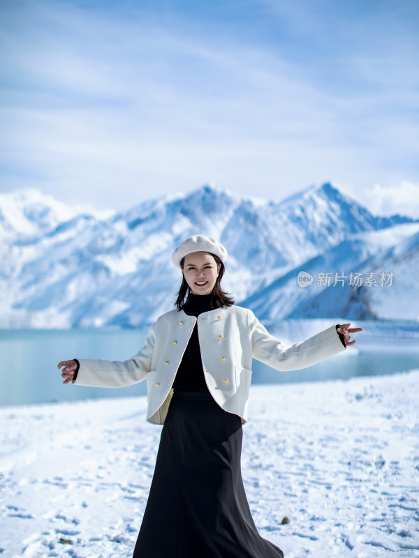 雪山湖泊蓝天白云美女自信快乐幸福