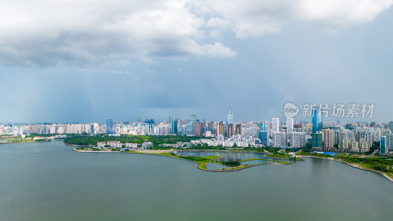 海南海口雨过天晴，航拍城市上空双彩虹