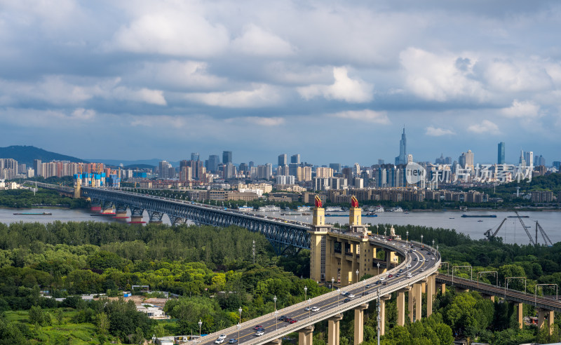 台风天的南京长江大桥与主城区