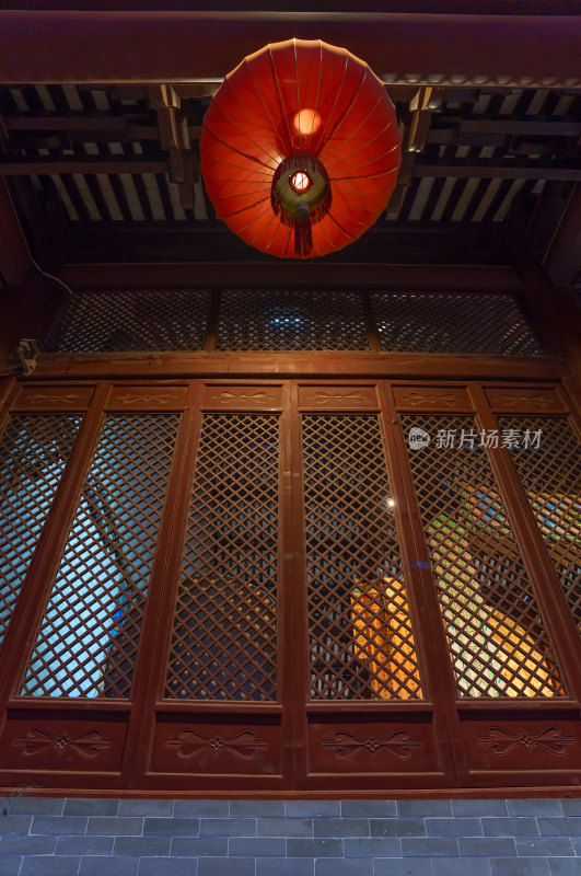 广州大佛寺中式传统建筑走廊窗户红灯笼夜景
