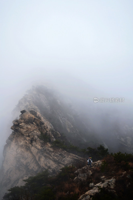 云雾中的山峰