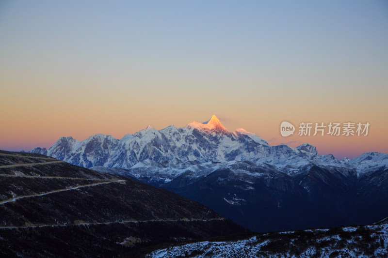 西藏林芝雪景南迦巴瓦峰日照金山雪山夕阳