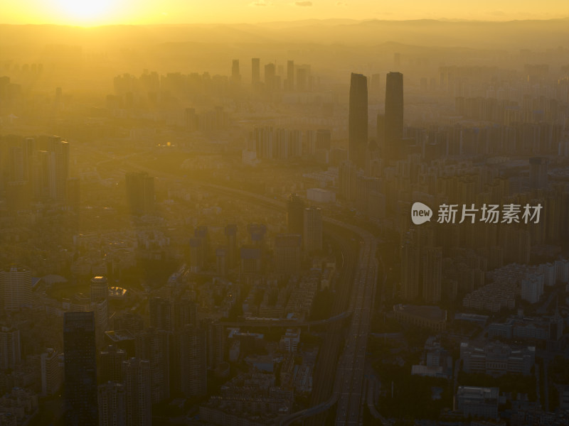 朝阳下晨雾中的城市高楼鸟瞰全景