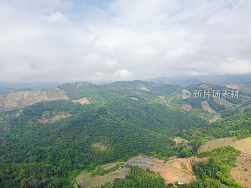 航拍蓝天白云下广阔无垠绿意盎然的山地景观