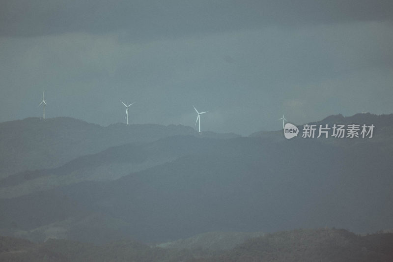 山顶上的风车