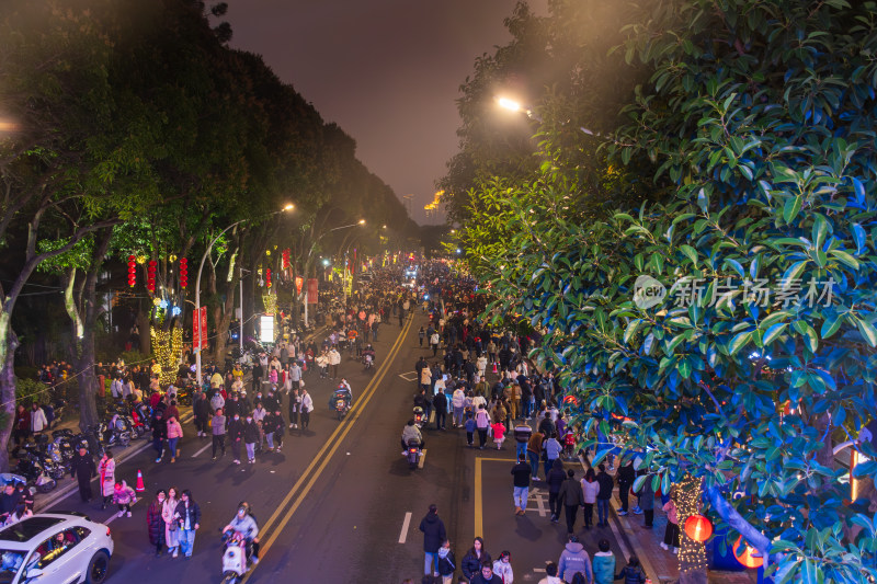 烟台山夜晚街道人群聚集场景