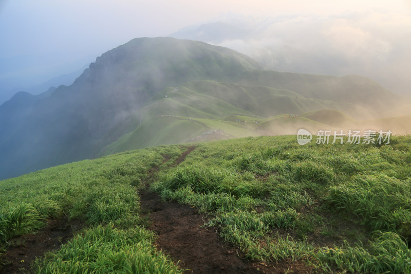 唯美清晨高山日出云海 武功山高山草甸