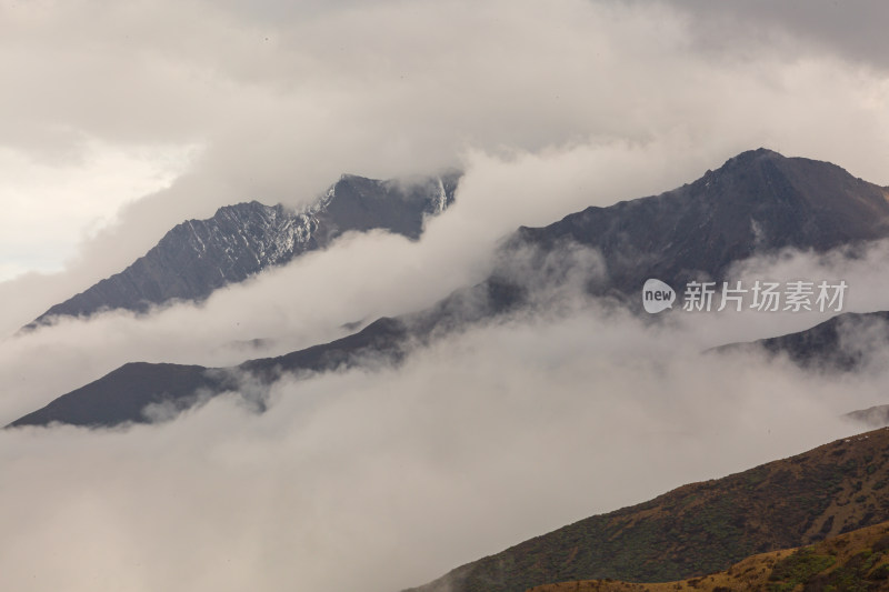 白雪皑皑云雾缭绕的群山在天空中