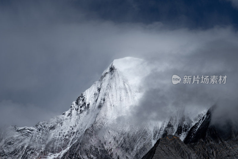 云雾缭绕的山峰稻城亚丁夏诺多吉