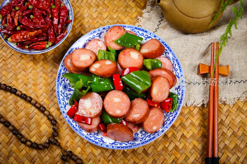 香辣美味的炒红肠