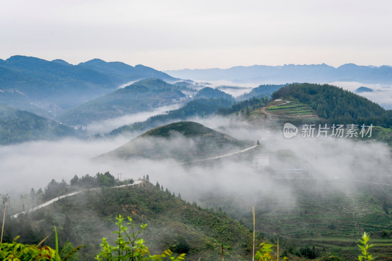 重庆酉阳：雾霾天气青山绿