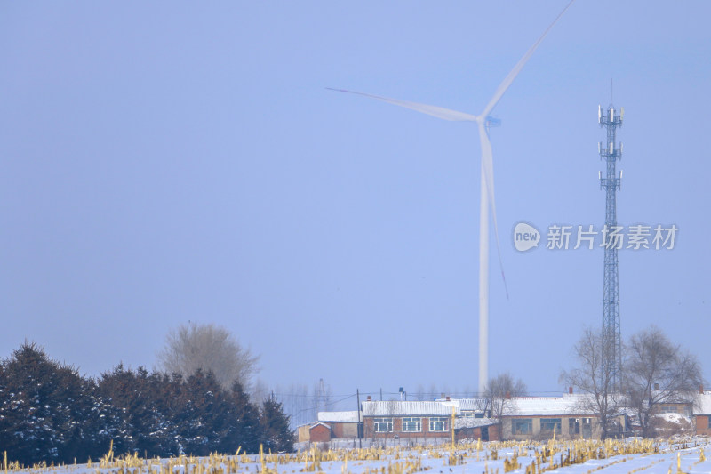 乡村雪地上的风力发电机