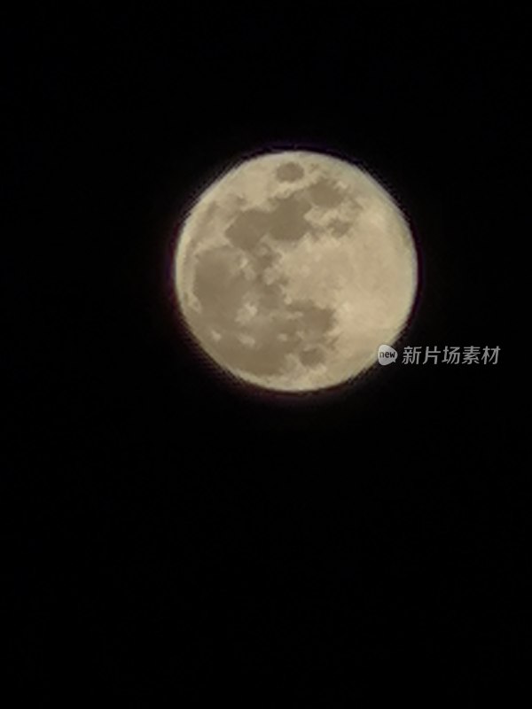 夜空下的皎洁满月